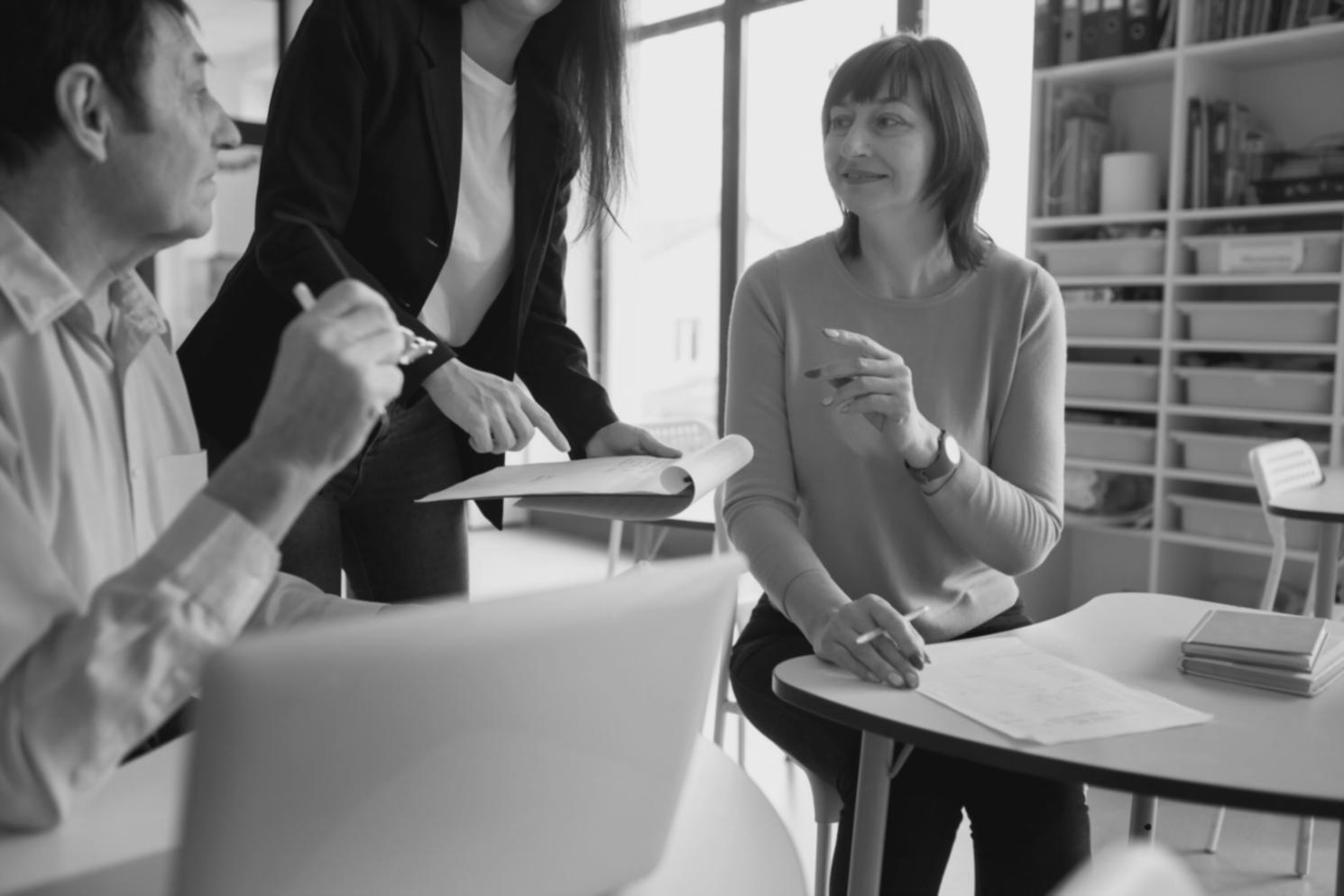 Workshopszene mit Finanzexperten bei der Entwicklung von Notfallstrategien