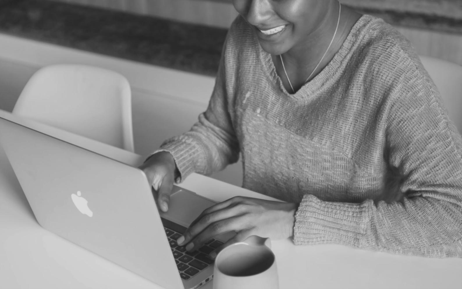 Finanzexperten bei der Budgetanalyse mit modernen Analysemethoden